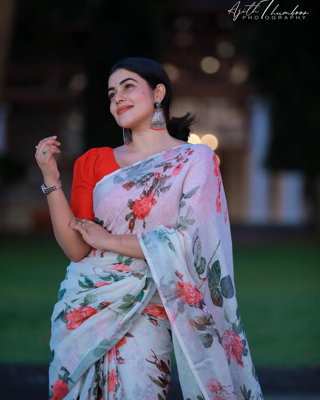 Shamna Kasim Mesmerizing Looks In Beautiful White Saree Red Blouse